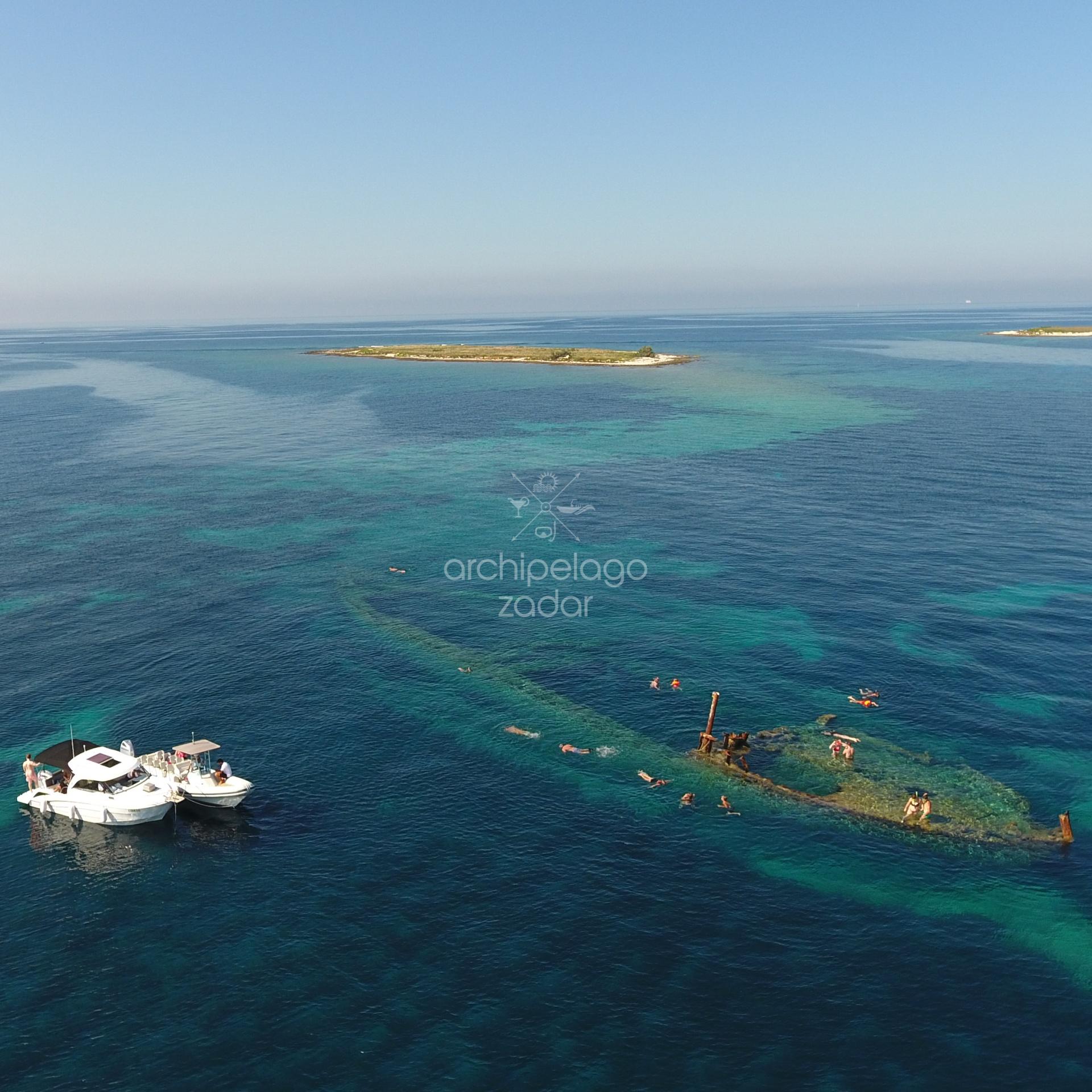 boat tours to sunken ship and people snorkeling on shipwreck