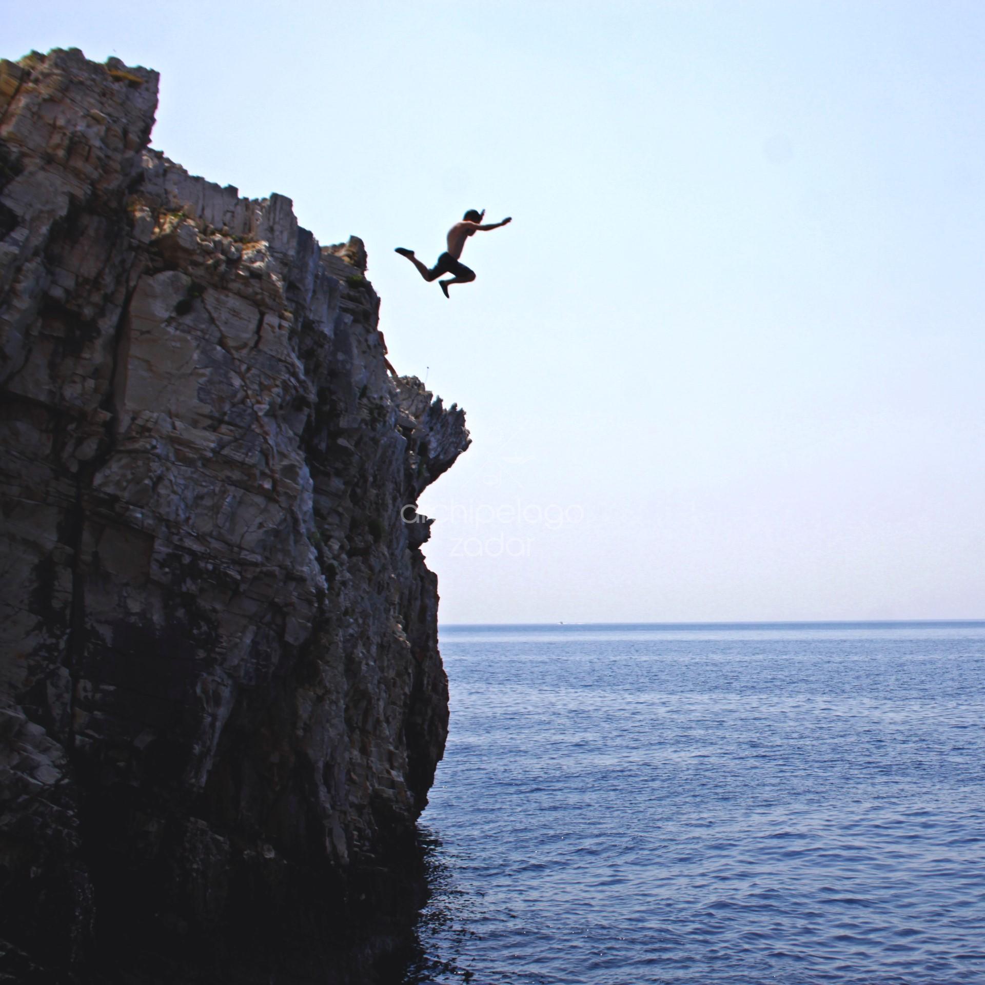 cliff jumping on mana island