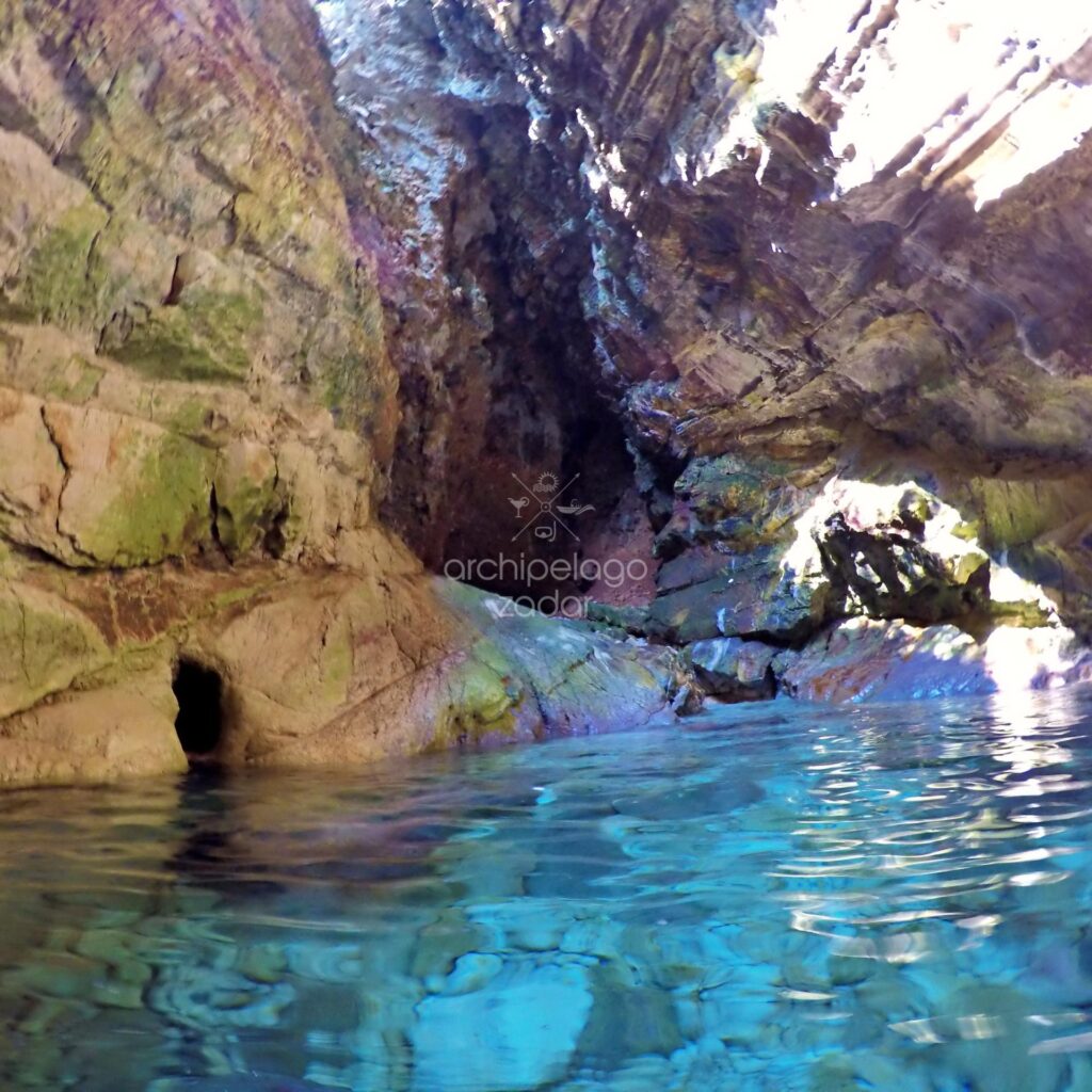 golubnika-sea-cave