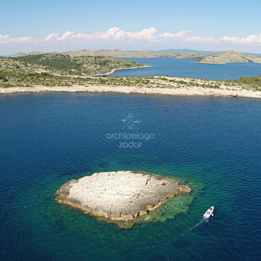 speedboat-cruising-around-taljuric-island