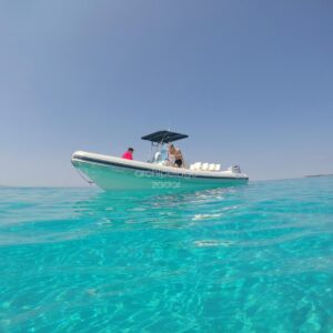 speedboat-in-clear-bay