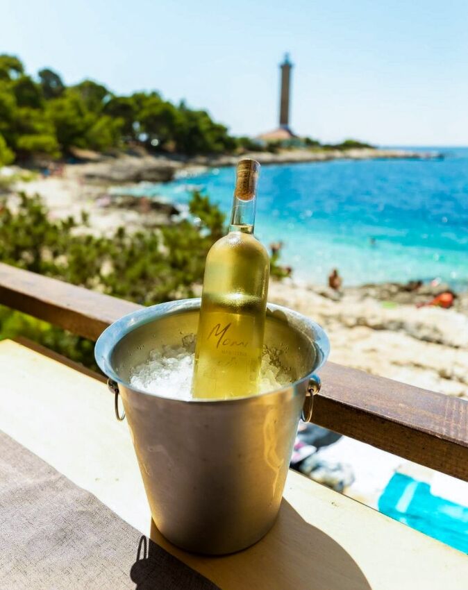 Momi Restaurant Dugi otok on a boat trip with Zadar Archipelago chilled wine